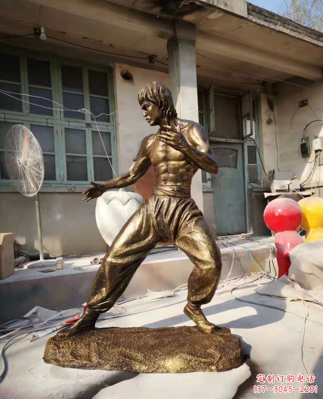 张掖铜像传奇——李小龙雕塑