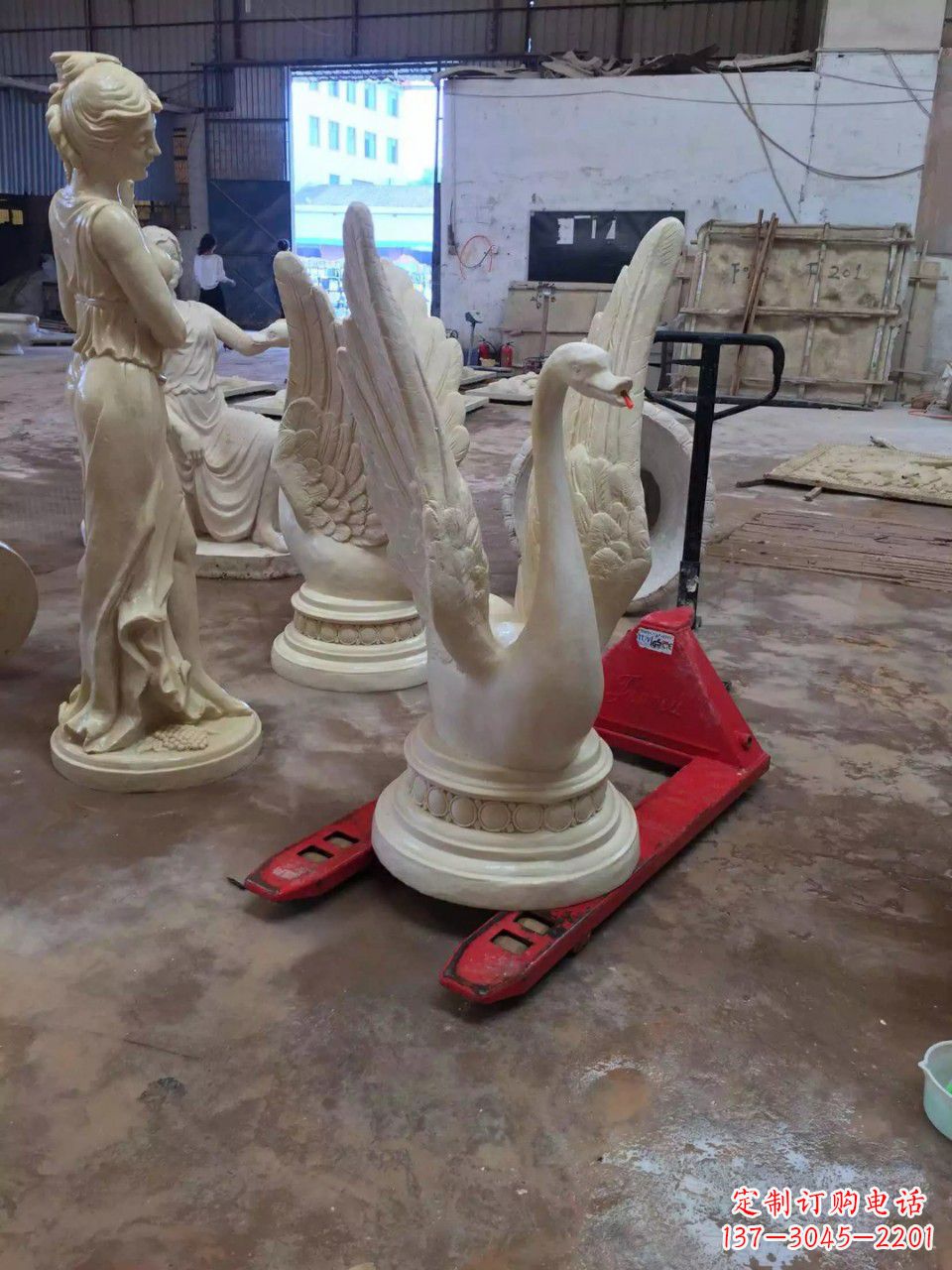 张掖玻璃钢制作的天鹅雕塑