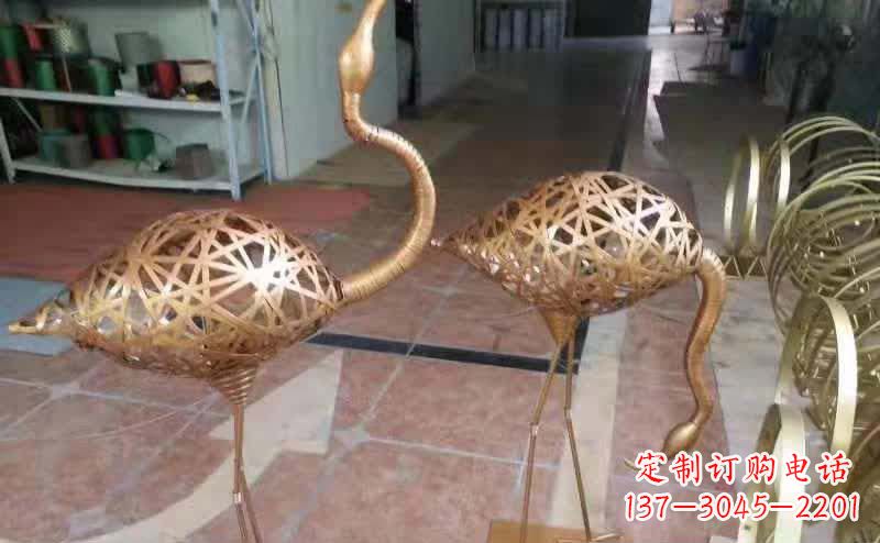 张掖仙鹤雕塑以不锈钢编制而成