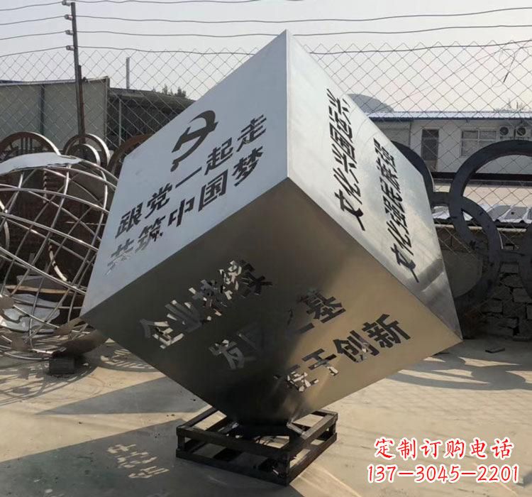 张掖不锈钢灯饰魔方雕塑——精妙艺术