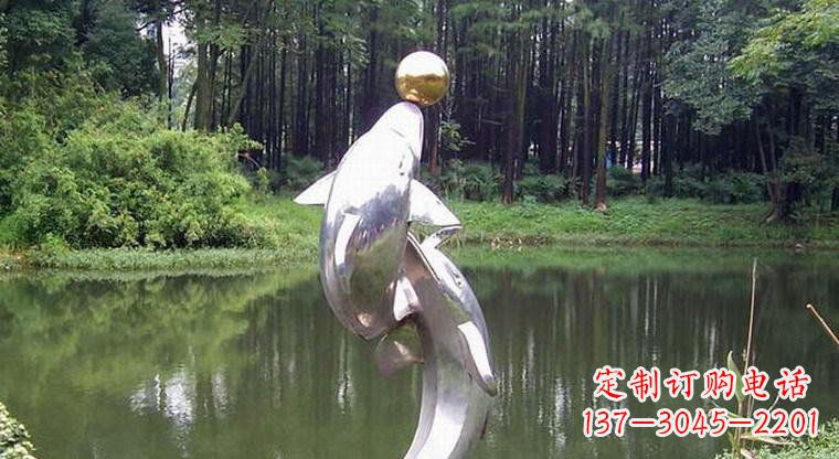 张掖海豚的传说——不锈钢公园顶部雕塑