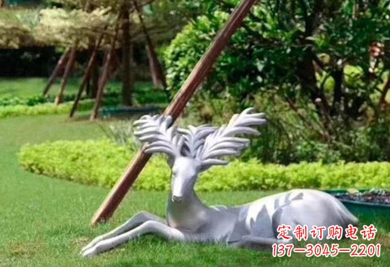 张掖不锈钢公园大角鹿雕塑精致而美丽