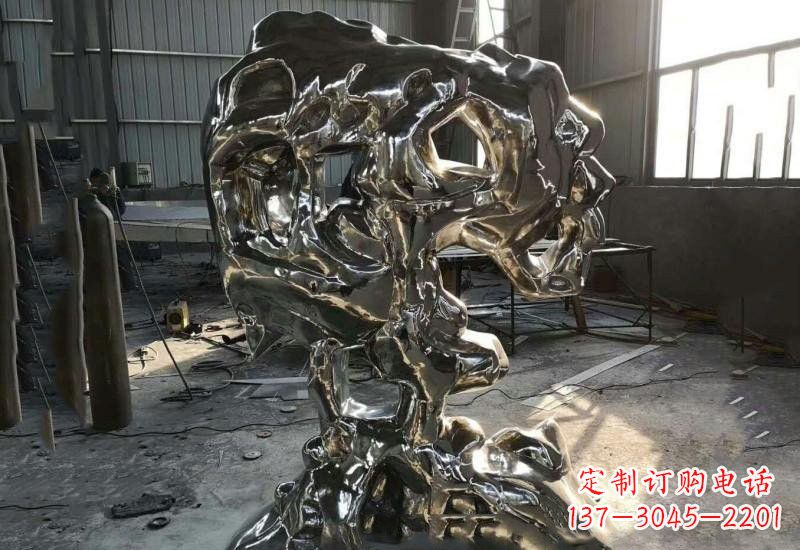 张掖太湖石雕塑不锈钢公园的镜面之美