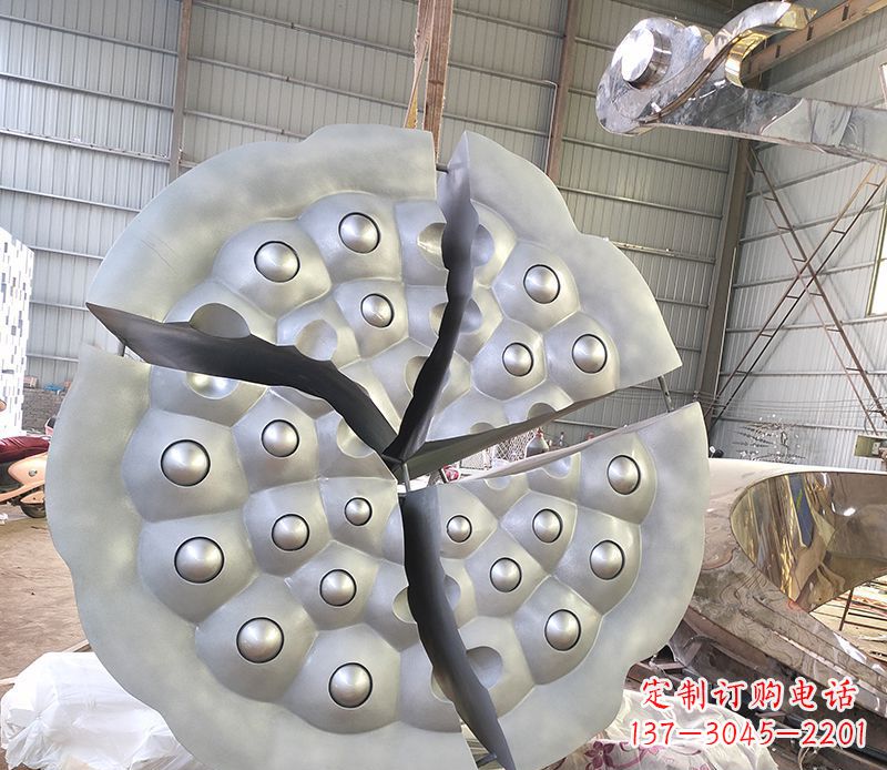张掖不锈钢公园莲蓬雕塑高贵雍容的象征