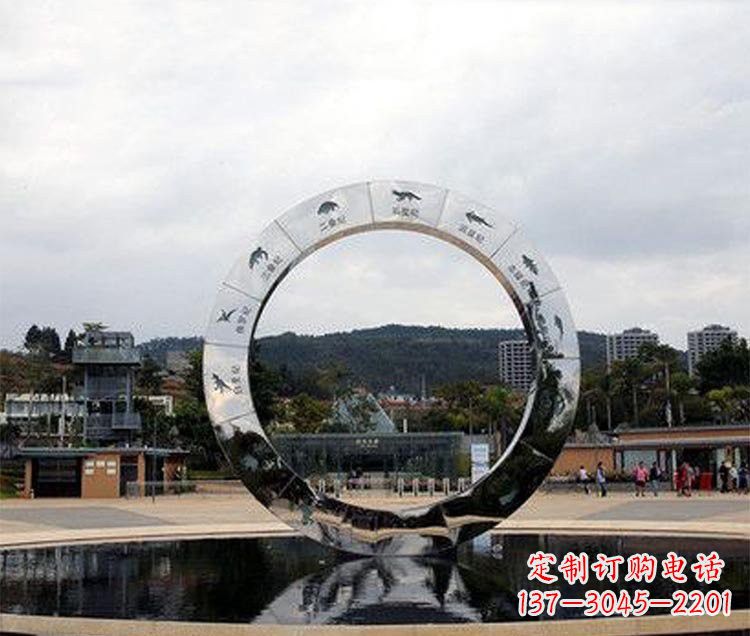 张掖恐龙圆环雕塑让恐龙永久存在