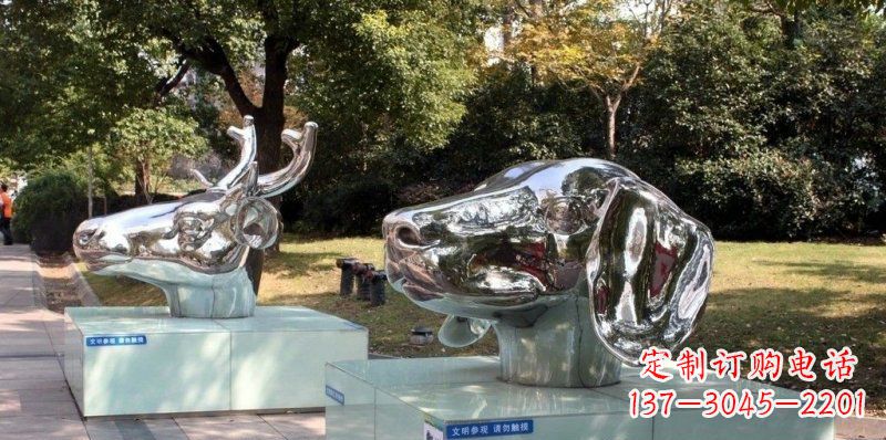 张掖狗头公园不锈钢鹿和狗雕塑