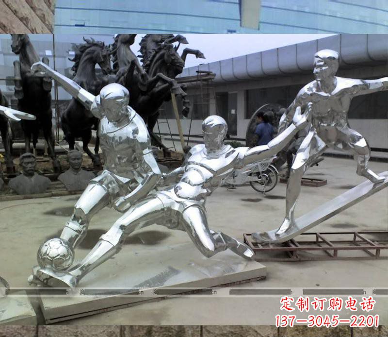张掖玩足球的不锈钢雕塑