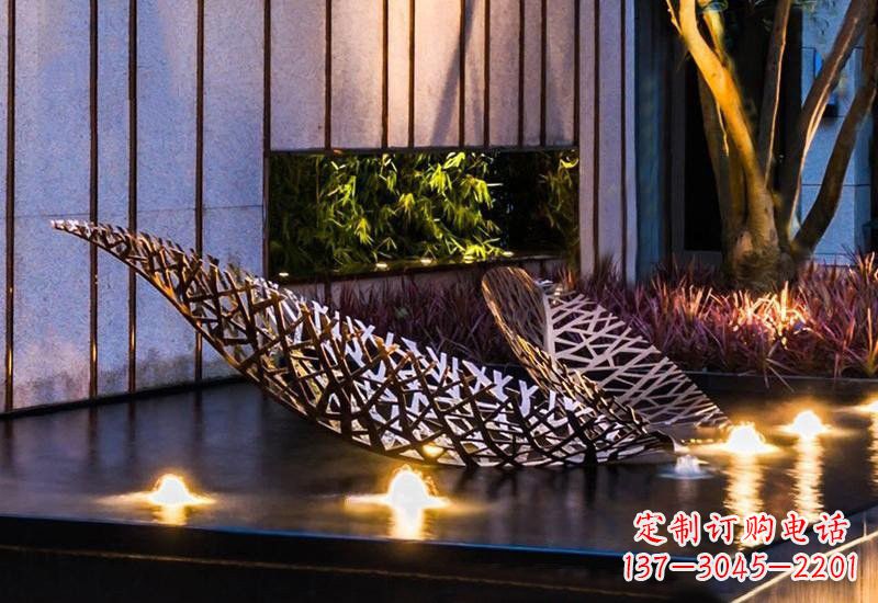 张掖不锈钢小区镂空树叶雕塑给小区添彩