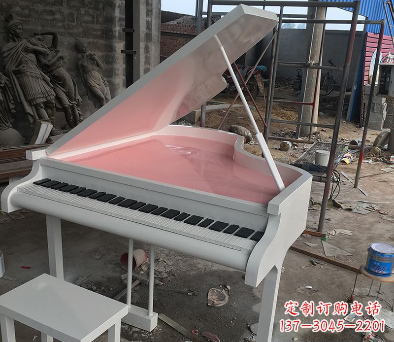 张掖校园里的钢琴雕塑