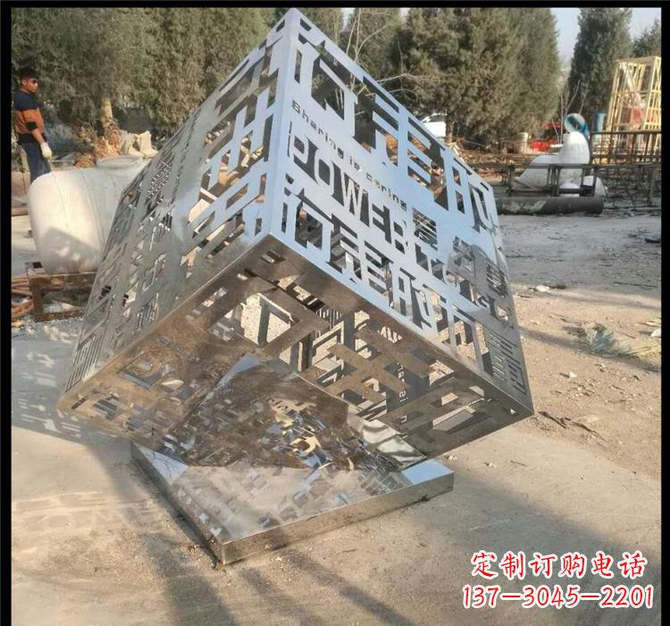 张掖不锈钢艺术镂空魔方雕塑给空间带来新的灵感