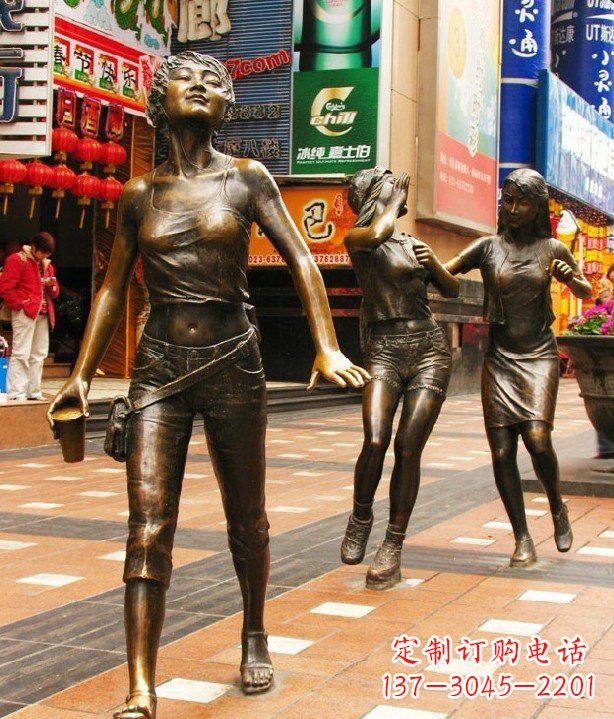 张掖步行街逛街的女孩以铜雕的形式永久保存