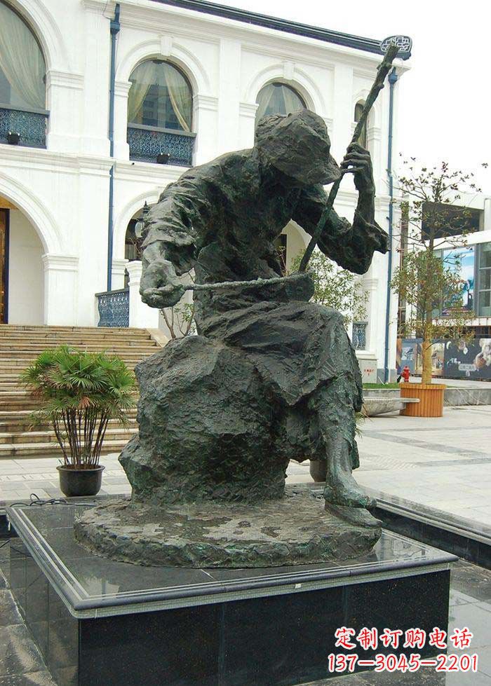张掖节奏轻快的二胡雕塑