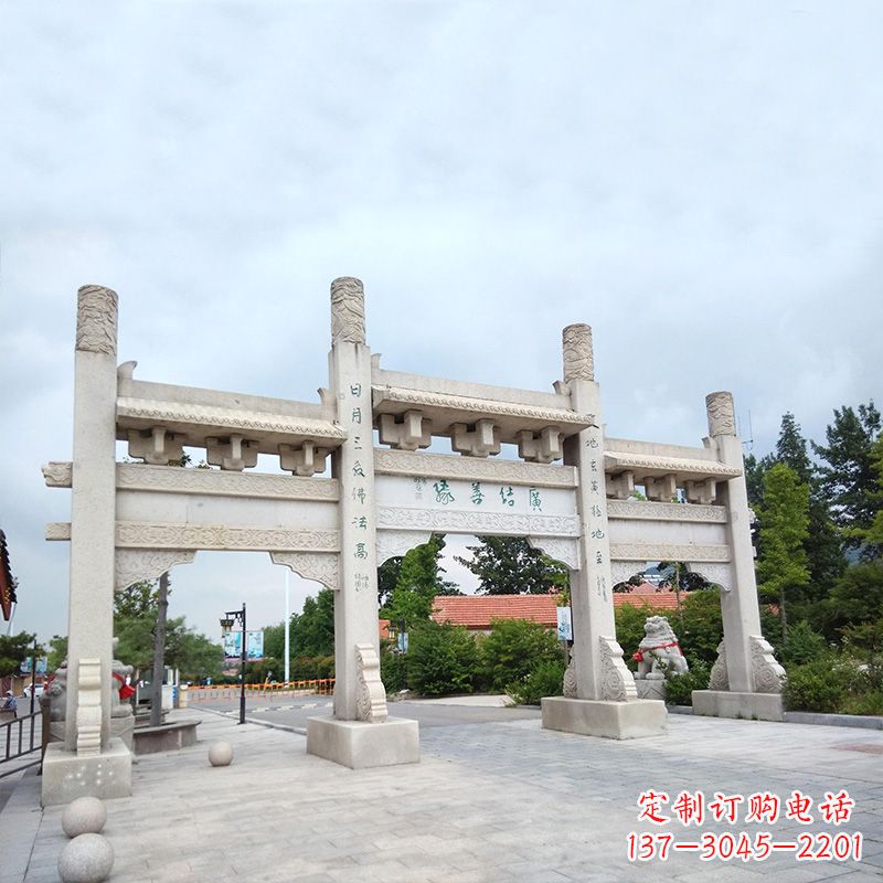 张掖城市街道上的牌坊雕塑