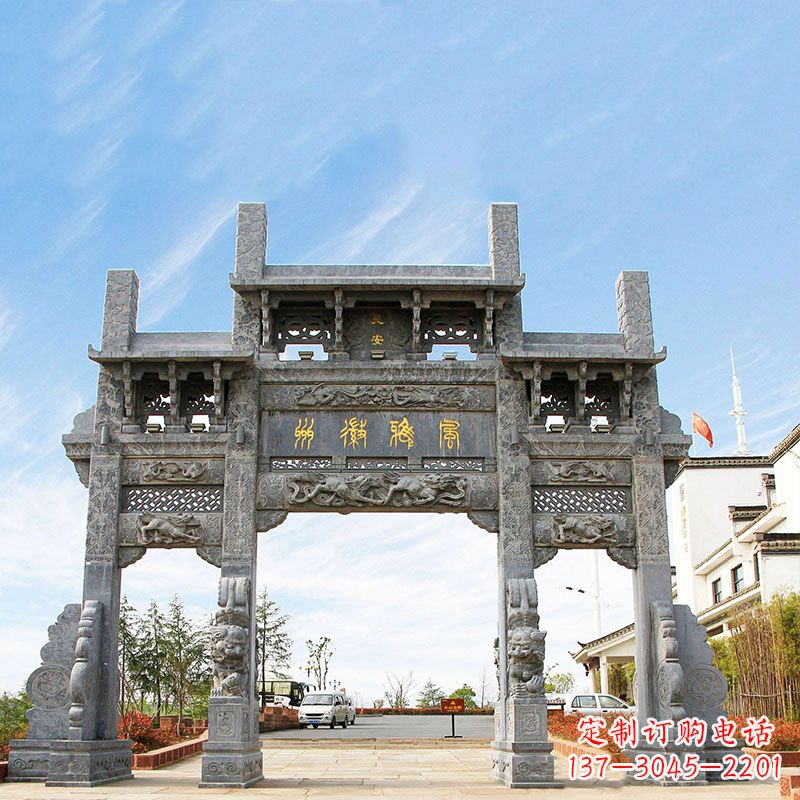 张掖城市园林中精美的牌坊雕塑