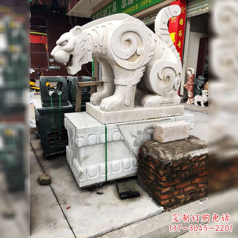 张掖大理石广场大门上的精美豹子雕塑