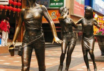 张掖步行街逛街的女孩以铜雕的形式永久保存