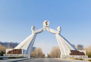 张掖城市街道的拱门雕塑——让城市更加精彩