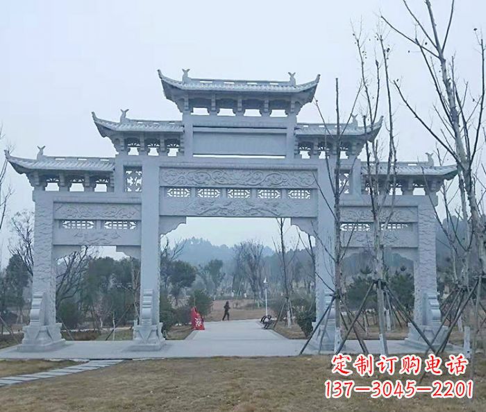 张掖村口三门石雕牌楼古朴华丽