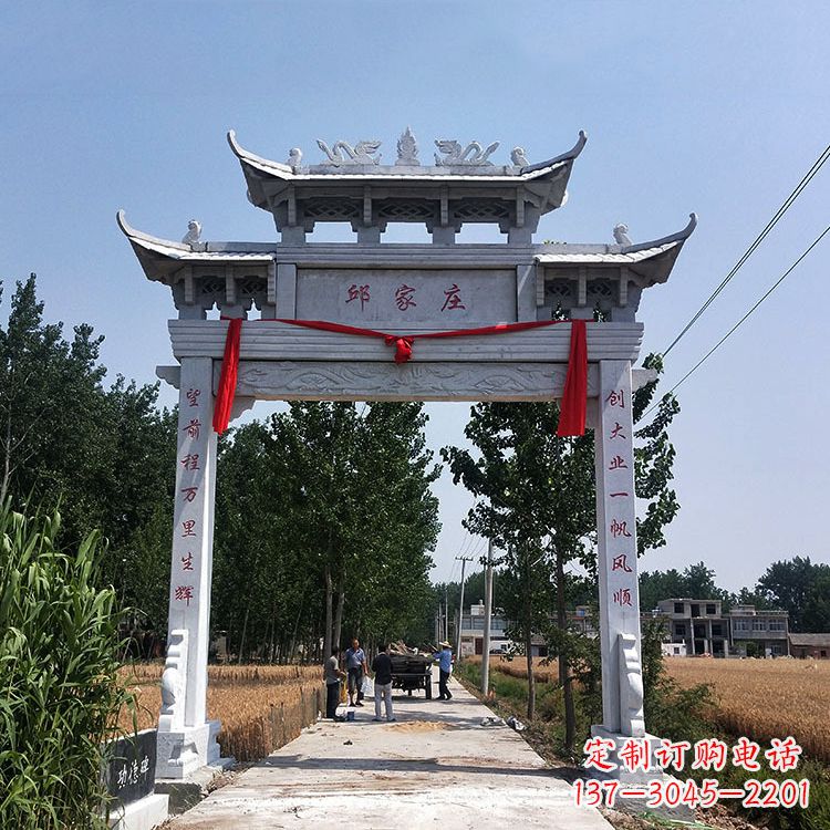 张掖古村落中的石牌坊雕塑