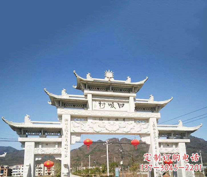 张掖村庄的牌坊雕塑
