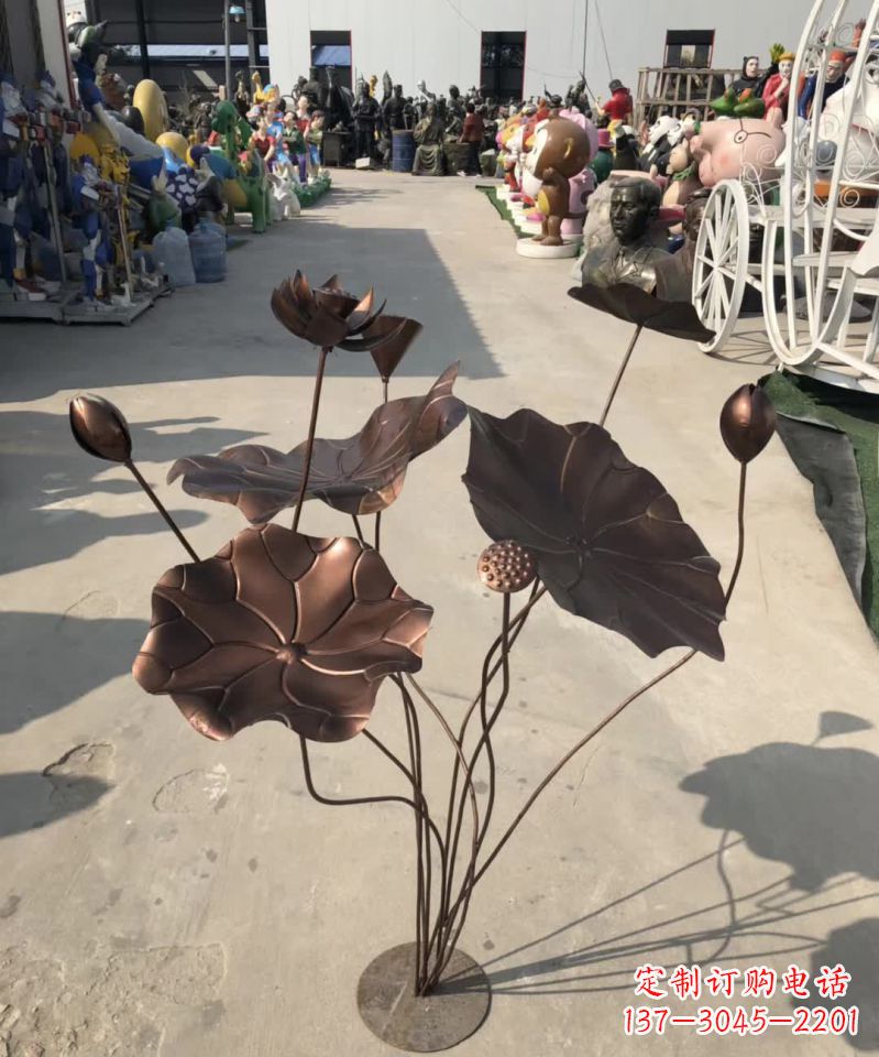 张掖精美锻铜荷花雕塑
