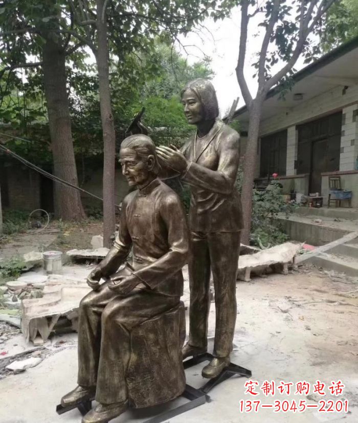 张掖纪念母亲的传统铜雕梳头人物
