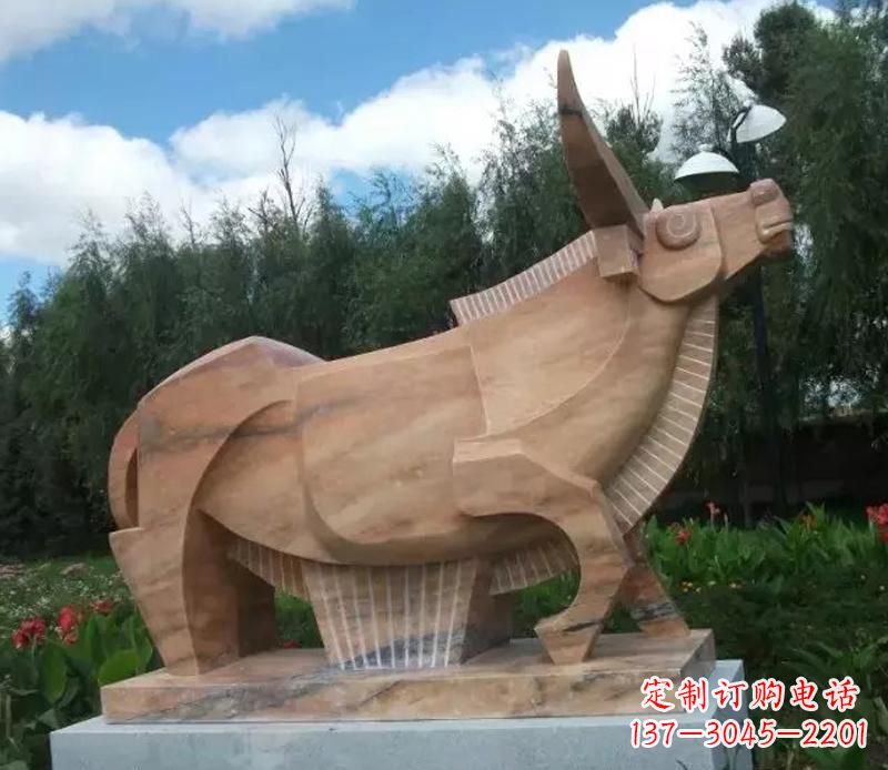 张掖公园抽象动物牛石雕