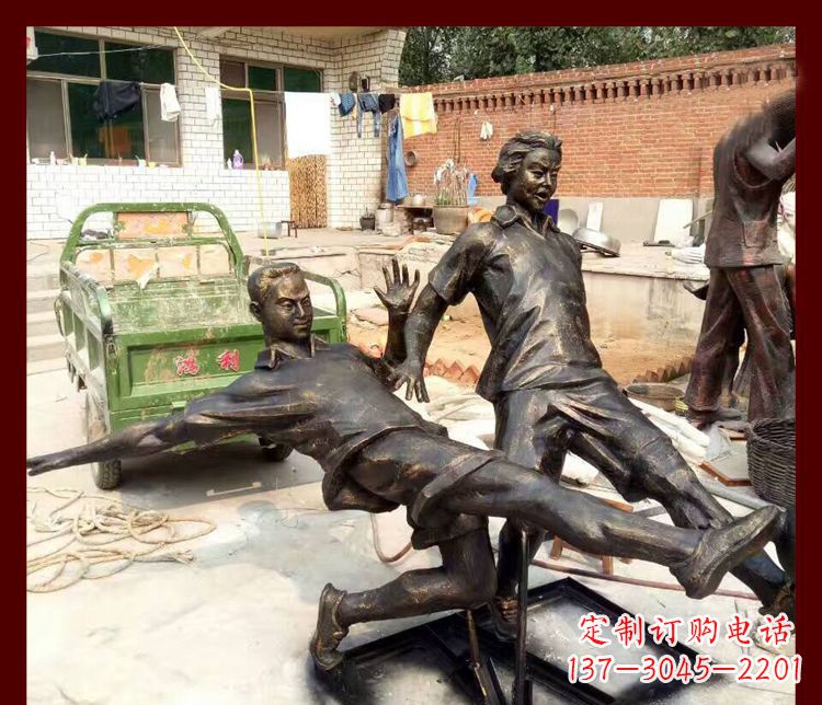 张掖公园踢足球的人物铜雕