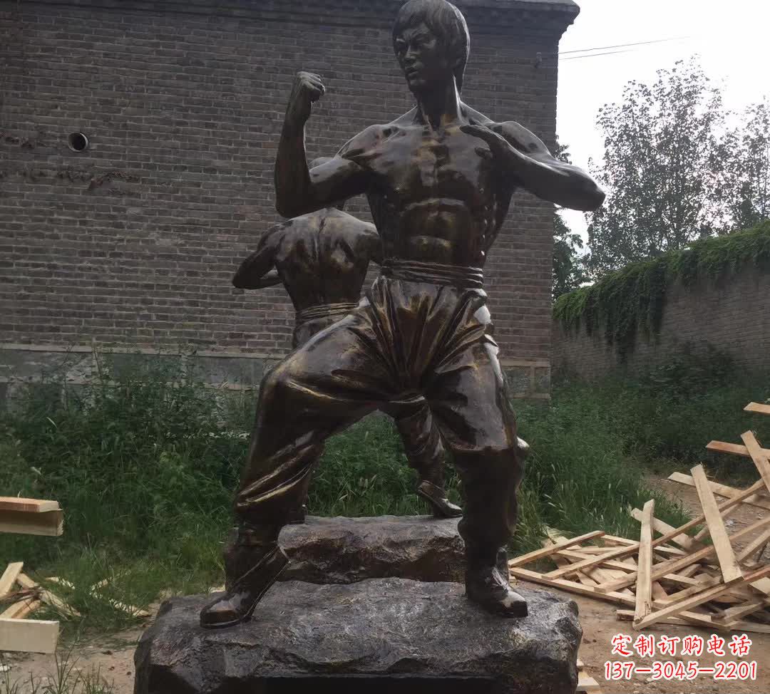 张掖令人叹为观止的李小龙铜雕