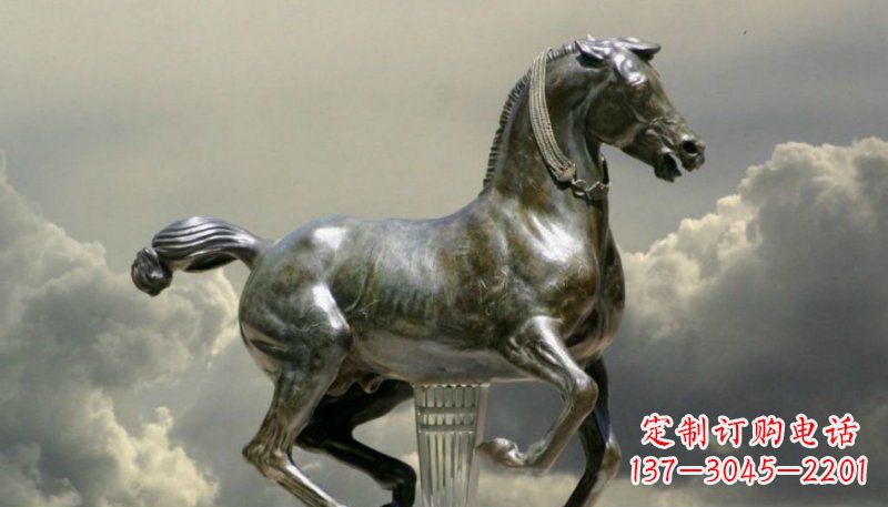 张掖铜雕艺术品:纯手工雕刻的奔马铜雕