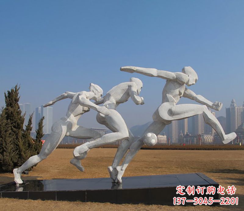 张掖踢足球不锈钢运动雕塑