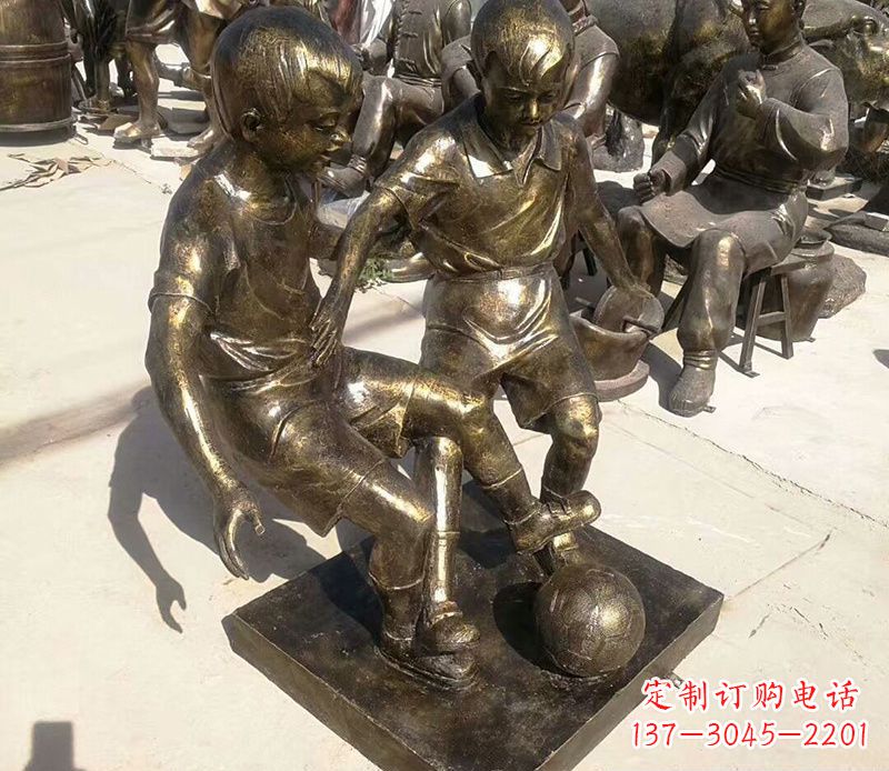 张掖踢足球的儿童铜雕