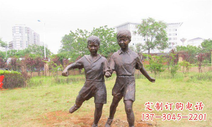 张掖踢足球公园人物铜雕 (2)