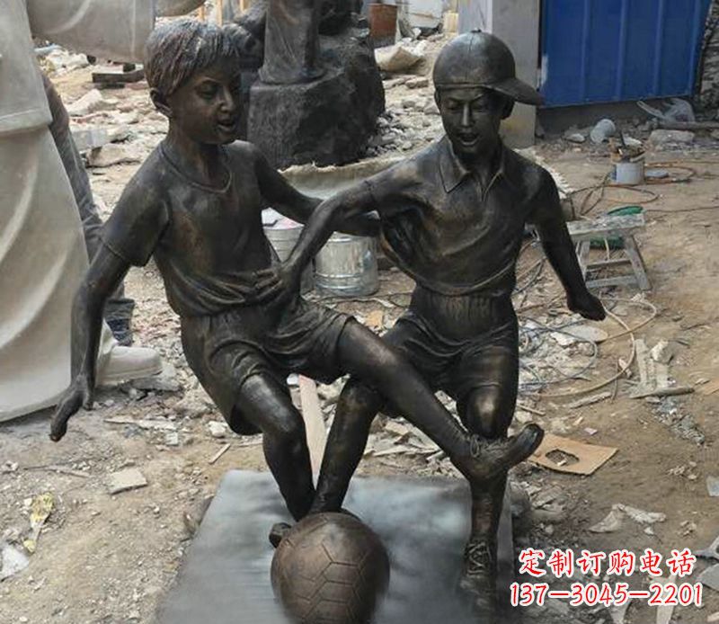 张掖踢足球公园人物铜雕