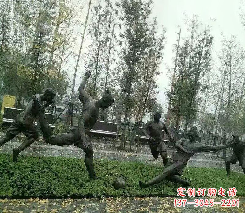 张掖踢足球公园运动人物铜雕