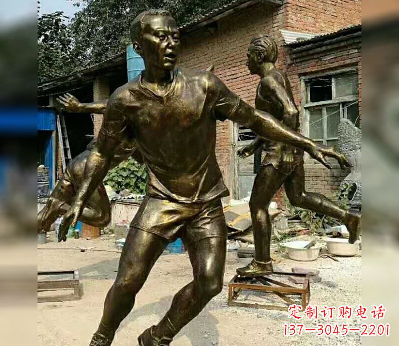 张掖踢足球广场人物铜雕