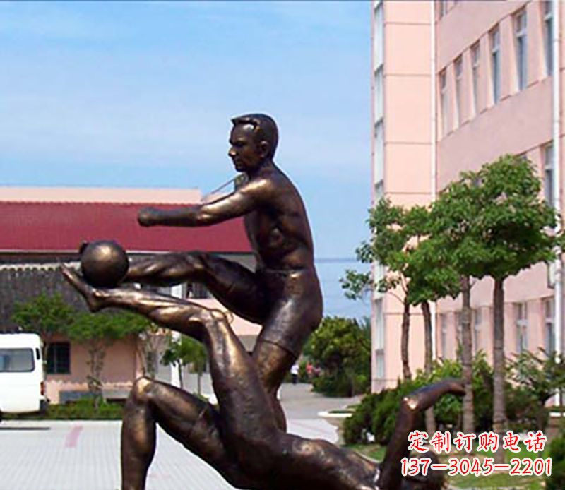 张掖踢足球人物广场小品铜雕