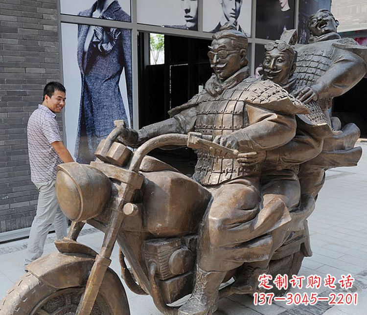 张掖铜雕街头骑摩托人物雕塑