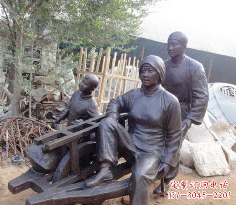 张掖推独轮车人物铜雕