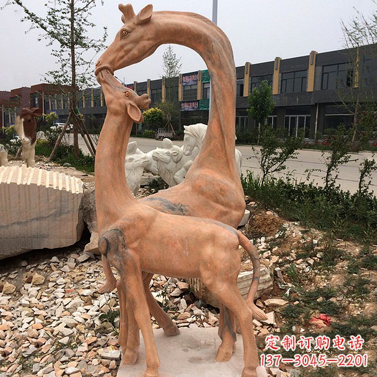 张掖晚霞红石雕长颈鹿-校园公园母子亲情景观雕塑