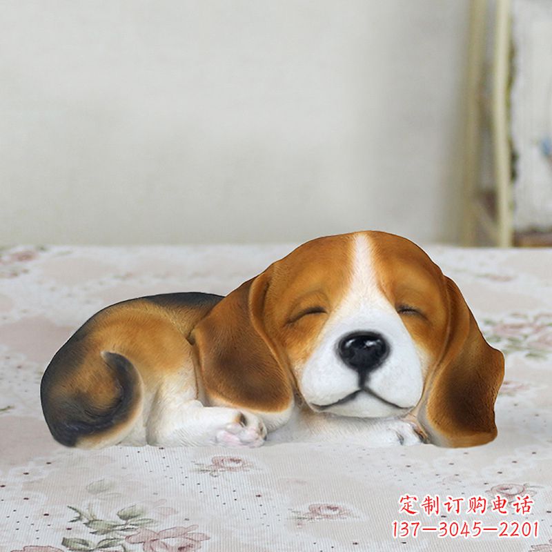 张掖卧姿比格犬仿真雕塑,睡觉的小狗狗是内美陈动物雕塑摆件