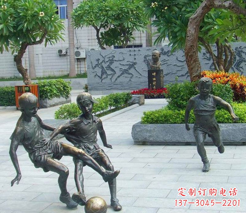 张掖小孩踢足球公园景观铜雕