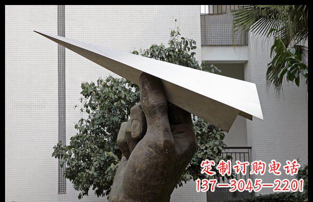 张掖小区不锈钢手拿纸飞机雕塑