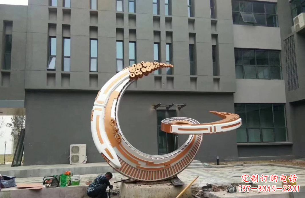 张掖小区抽象不锈钢月亮雕塑
