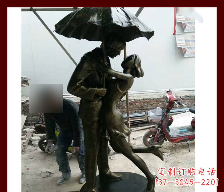 张掖雨伞下拥抱的情侣铜雕