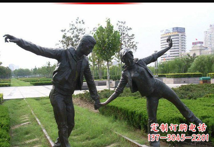 张掖走铁轨的情侣铜雕
