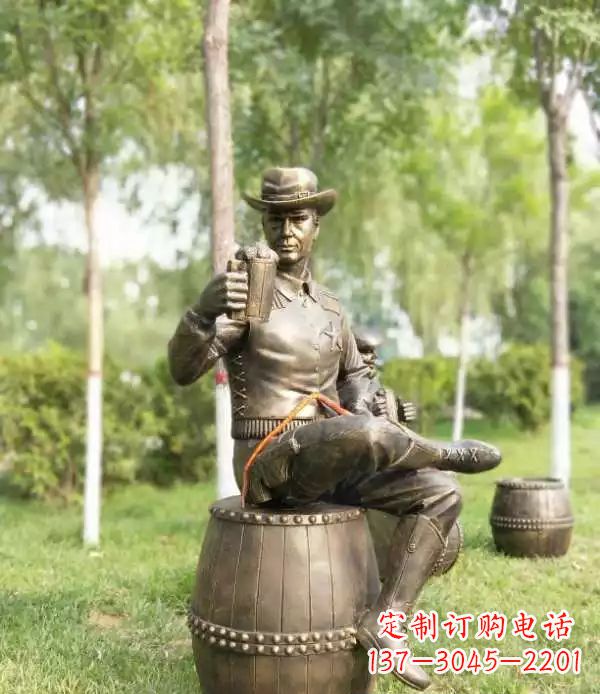 张掖坐酒桶喝啤酒的牛仔铜雕